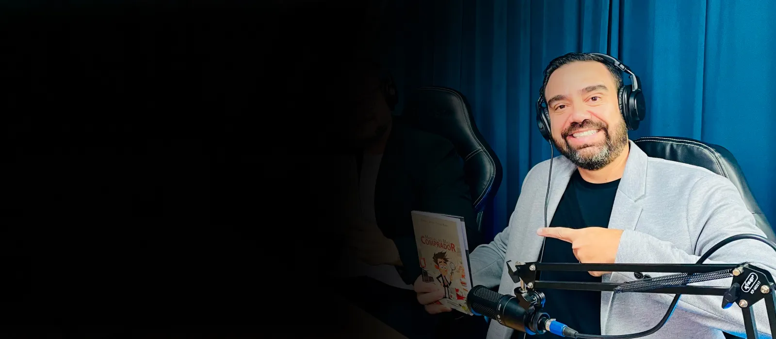 Rodrigo Dutra em um podcast com seu livro