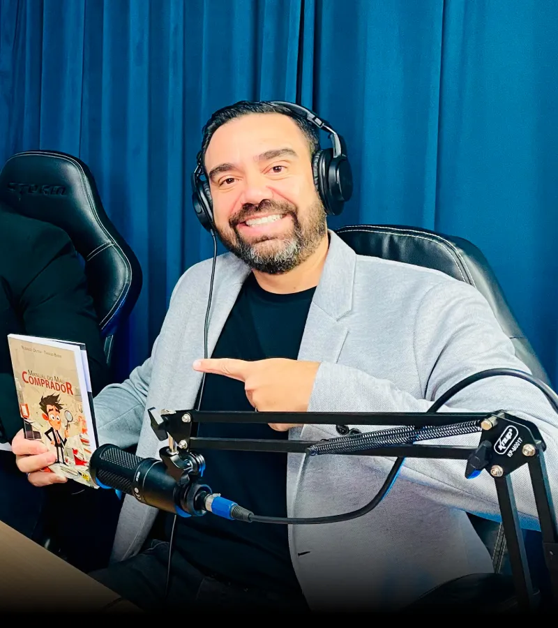 Rodrigo Dutra em um podcast com seu livro